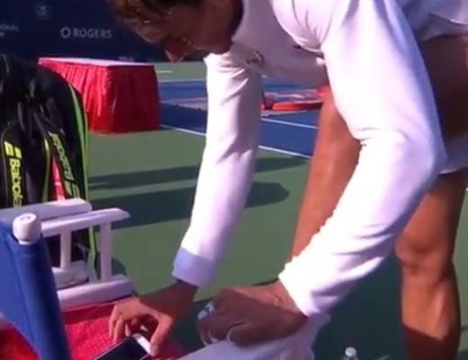 Rafael Nadal bezprostředně po finále turnaje v Torontu hltal golfové výsledky (Foto: Repro TV)