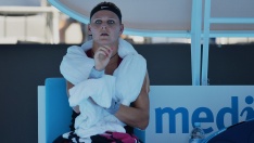 Lucie Šafářová oddychuje na lavičce. I výměna stran může být chvilkou pro vizualizaci.  <br>(Foto: Tennis Arena / Martin Sidorják)